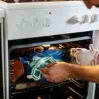 What temp to keep food warm in oven 2022 guide